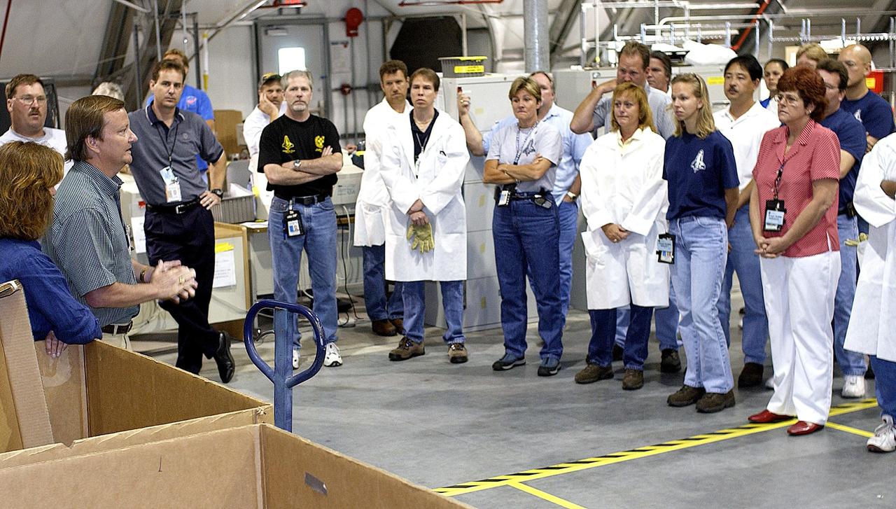 KENNEDY SPACE CENTER, FLA. - Mike Leinbach talks to the Columbia Reconstruction Project team before arrival of the final shipment of Columbia debris.  The recovery efforts have been concluded in East Texas.  Prior to this final shipment, the total number of items at KSC is 82,567, weighing 84,800 pounds or 38 percent of the total dry weight of Columbia.  Of those items, 78,760 have been identified, with 753 placed on the left wing grid in the RLV Hangar.