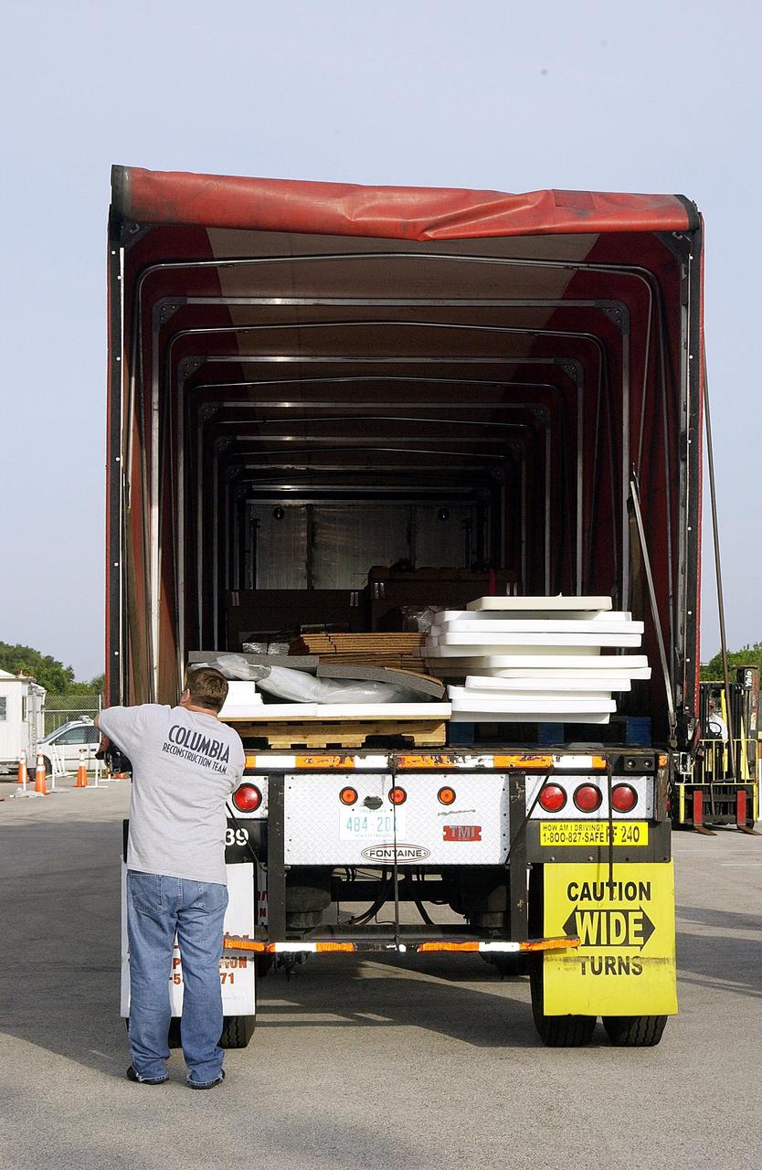 KENNEDY SPACE CENTER, FLA. - The final shipment of Columbia debris is offloaded at KSC. The recovery efforts have been concluded in East Texas. Prior to this final shipment, the total number of items at KSC is 82,567, weighing 84,800 pounds or 38 percent of the total dry weight of Columbia. Of those items, 78,760 have been identified, with 753 placed on the left wing grid in the RLV Hangar.
