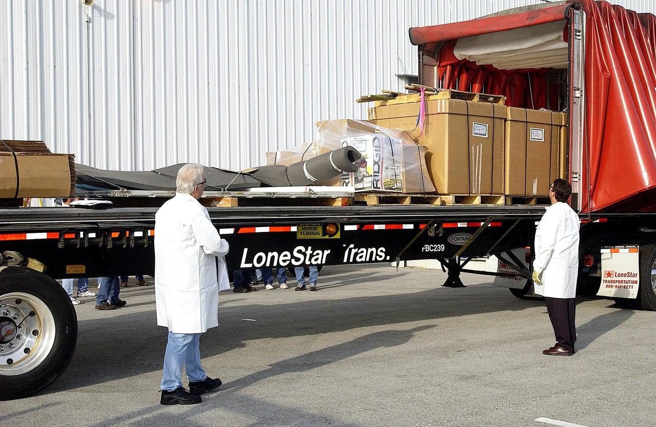 KENNEDY SPACE CENTER, FLA. - The final shipment of Columbia debris is offloaded at KSC. The recovery efforts have been concluded in East Texas. Prior to this final shipment, the total number of items at KSC is 82,567, weighing 84,800 pounds or 38 percent of the total dry weight of Columbia. Of those items, 78,760 have been identified, with 753 placed on the left wing grid in the RLV Hangar.