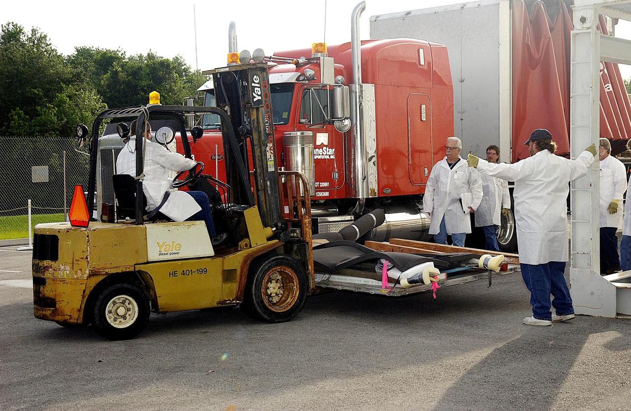 KENNEDY SPACE CENTER, FLA. - The final shipment of Columbia debris is offloaded at KSC. The recovery efforts have been concluded in East Texas. Prior to this final shipment, the total number of items at KSC is 82,567, weighing 84,800 pounds or 38 percent of the total dry weight of Columbia. Of those items, 78,760 have been identified, with 753 placed on the left wing grid in the RLV Hangar.