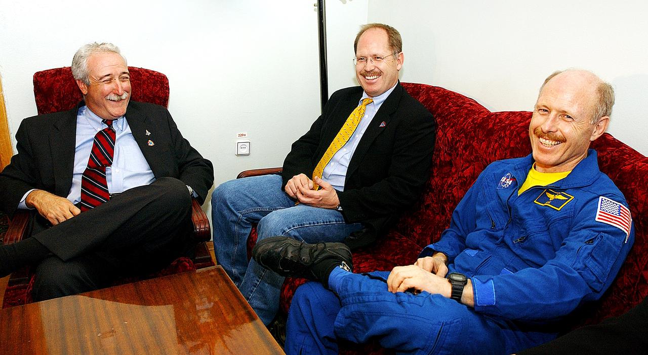 STAR CITY, RUSSIA -  NASA Administrator Sean O'Keefe (left) visits with Expedition Six Commander Ken  Bowersox (right) and his brother (center). The Expedition Six crew spent 161 days in space, 159 manning the International Space Station.  Photo Credit: NASA/Bill Ingalls