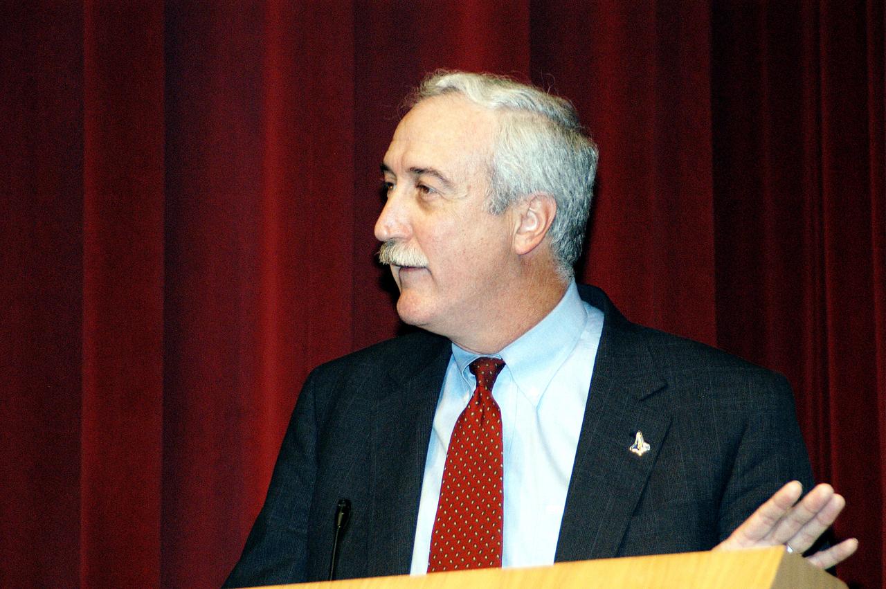 KENNEDY SPACE CENTER, FLA. -  NASA Administrator Sean O'Keefe addresses a group of KSC employees assembled in the KSC Training Auditorium.  The occasion is the announcement of James W. Kennedy as the next director of the NASA Kennedy Space Center (KSC) in Florida. Kennedy has served as KSC's deputy director since November 2002. He will succeed KSC Director Roy D. Bridges, who was appointed on June 13 to lead NASA's Langley Research Center, Hampton, Va.