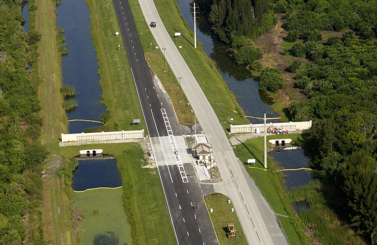 KENNEDY SPACE CENTER, FLA. - Looking west, the new security gate into KSC stretches across S.R. 405.