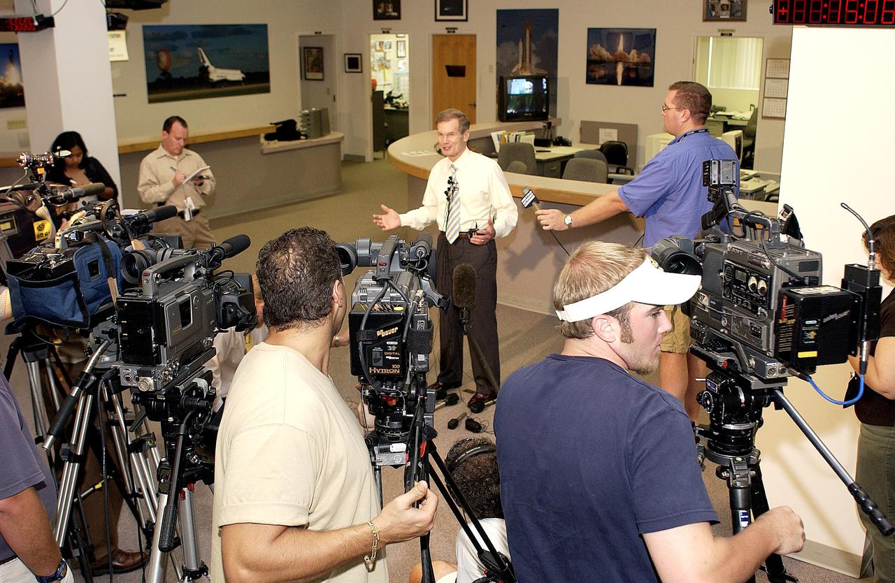 KENNEDY SPACE CENTER, FLA. - Sen. Bill Nelson talks to the media at the NASA KSC News Center about the Columbia Accident Investigation Board report released today.