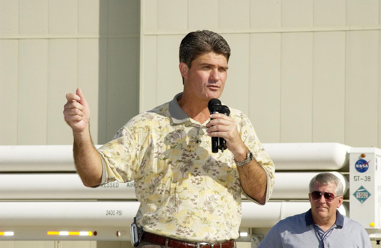 KENNEDY SPACE CENTER, FLA.  -  Shuttle Program Manager Bill Parsons praises the Discovery processing team for their successful power-up of the vehicle after Orbiter Major Modifications (OMM). The OMM work ranged from wiring, control panels and black boxes to gaseous and fluid systems tubing and components.  These systems were deserviced, disassembled, inspected, modified, reassembled, checked out and reserviced, as were most other systems onboard.  The work included the installation of the Multifunction Electronic Display Subsystem (MEDS) - a state-of-the-art “glass cockpit.”