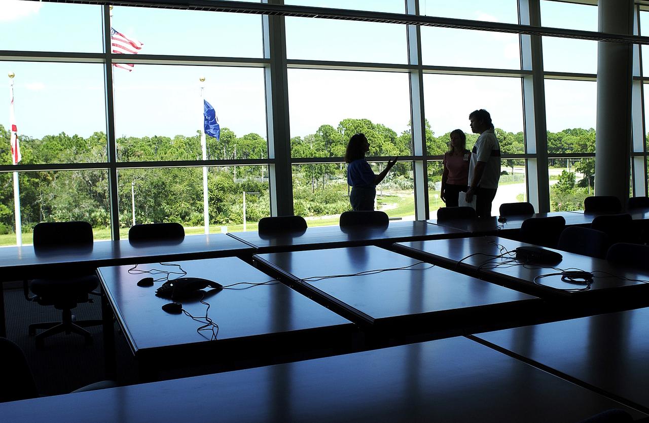KENNEDY SPACE CENTER, FLA. - Dynamac employees Debbie Wells, Michelle Crouch and Larry Burns are silhouetted as they talk inside a conference room of the Space Life Sciences Lab (SLSL), formerly known as the Space Experiment Research and Processing Laboratory (SERPL).  They have been transferring equipment from Hangar L.  The new lab is a state-of-the-art facility being built for ISS biotechnology research. Developed as a partnership between NASA-KSC and the State of Florida, NASA’s life sciences contractor will be the primary tenant of the facility, leasing space to conduct flight experiment processing and NASA-sponsored research. About 20 percent of the facility will be available for use by Florida’s university researchers through the Florida Space Research Institute.