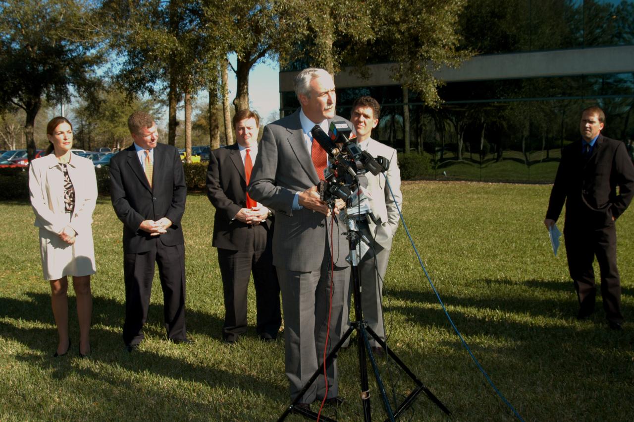 KENNEDY SPACE CENTER, FLA. - NASA Administrator Sean O’Keefe talks to the media at the Central Florida Research Park, near Orlando.  He and government officials were at the park for a presentation about the assets of the research park as the site of NASA’s new Shared Services Center. Behind O’Keefe are (left to right) Pamella J. Dana, Ph.D., director, Office of Tourism, Trade, and Economic Development in Florida; Florida Congressman Tom Feeney; U.S. Representative Ric Keller; and Congressman Dave Weldon.  At right is Mike Rein, division chief of KSC External Affairs.  Six sites around the U.S. are under consideration for location of the Center, which would centralize NASA’s payroll, accounting, human resources, facilities and procurement offices that are now handled at each field center.  The consolidation is part of the One NASA focus.  Others attending the presentation included  U.S. Senator Bill Nelson and Center Director Jim Kennedy.