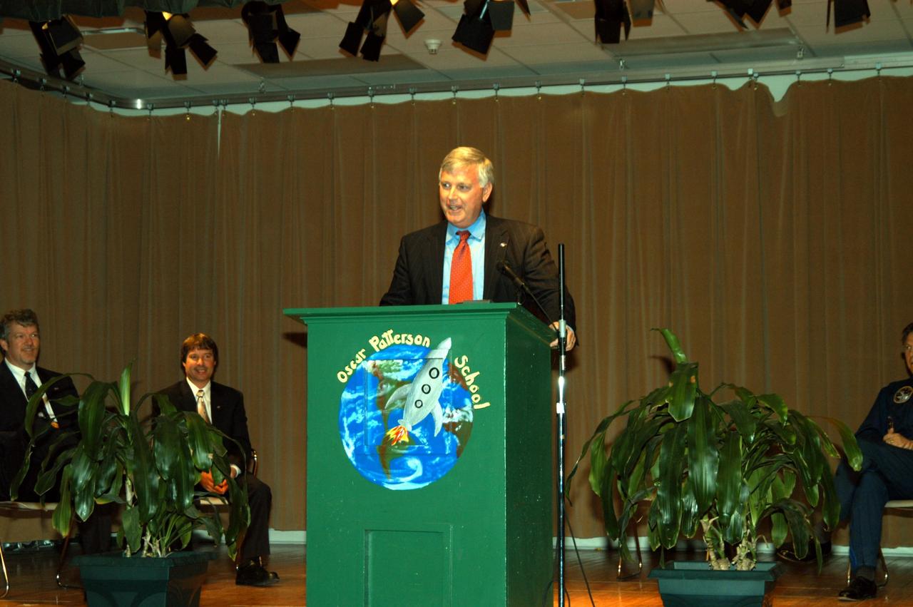 KENNEDY SPACE CENTER, FLA. -- Center Director Jim Kennedy talks to students at Oscar Patterson Elementary Magnet School in Panama City, Fla.  Kennedy is visiting NASA Explorer Schools in Florida and Georgia to share America’s new vision for space exploration with the next generation of explorers. Kennedy is talking with students about our destiny as explorers, NASA’s stepping stone approach to exploring Earth, the Moon, Mars and beyond, how space impacts our lives, and how people and machines rely on each other in space.