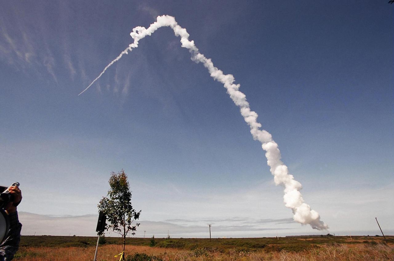 KENNEDY SPACE CENTER, FLA. -- From the Press Site, 3.3 miles from Space Launch Complex 2 on Vandenberg AFB, Calif., a wide-angle lens captures the climb downrange of the Delta II carrying the Gravity Probe B spacecraft.  Liftoff occurred at 9:57:24 a.m. PDT.