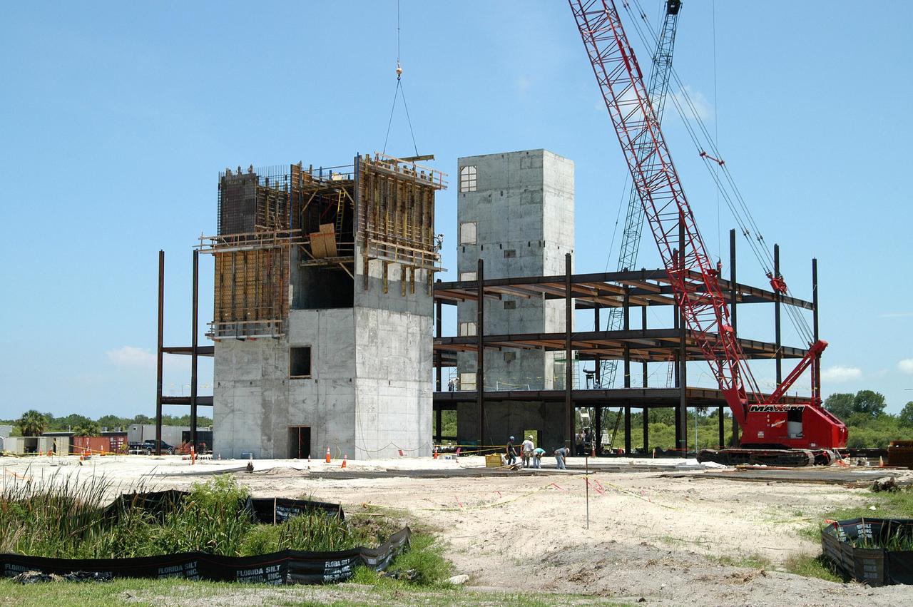 KENNEDY SPACE CENTER, FLA.  - Another phase of construction is shown on the Operations Support Building (OSB) II in the Launch Complex 39 Area.  The new building, which replaces modular housing constructed more than 20 years ago, will house NASA and contractor support staff for shuttle operations. The new structure is projected to be ready in April 2005.