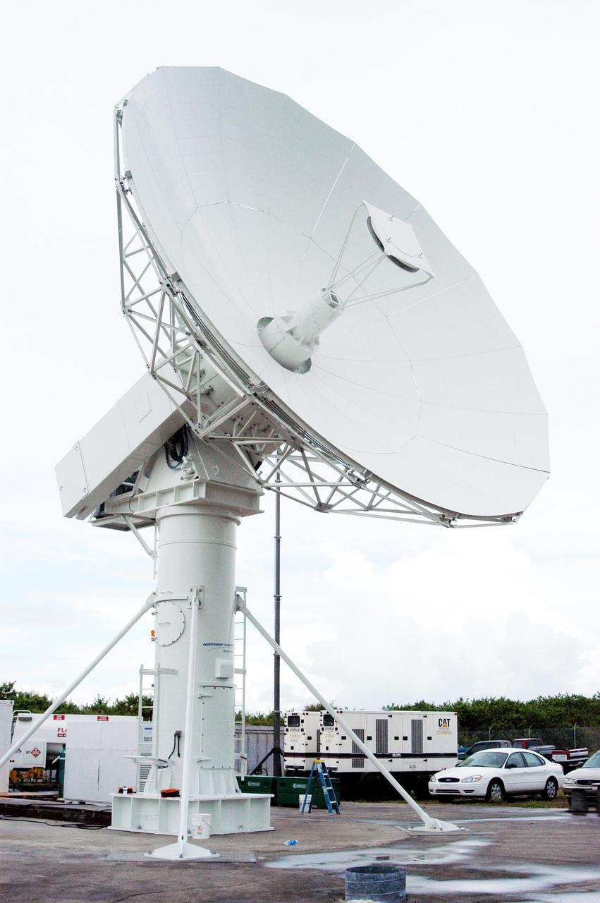 KENNEDY SPACE CENTER, FLA. - A C-band radar antenna stands ready to observe the MESSENGER (Mercury Surface, Space Environment, Geochemistry and Ranging) launch.  This antenna and an X-band radar antenna are on loan to KSC from the USNS Pathfinder, a U.S. Navy instrumentation ship.  They have been installed at  site north of Haulover Canal where the National Center for Atmospheric Research previously had a radar for thunderstorm research.  NASA is evaluating the pair of radars for their ability to observe possible debris coming from the Space Shuttle during launch, part of NASA’s initiative to return the Space Shuttle to flight.