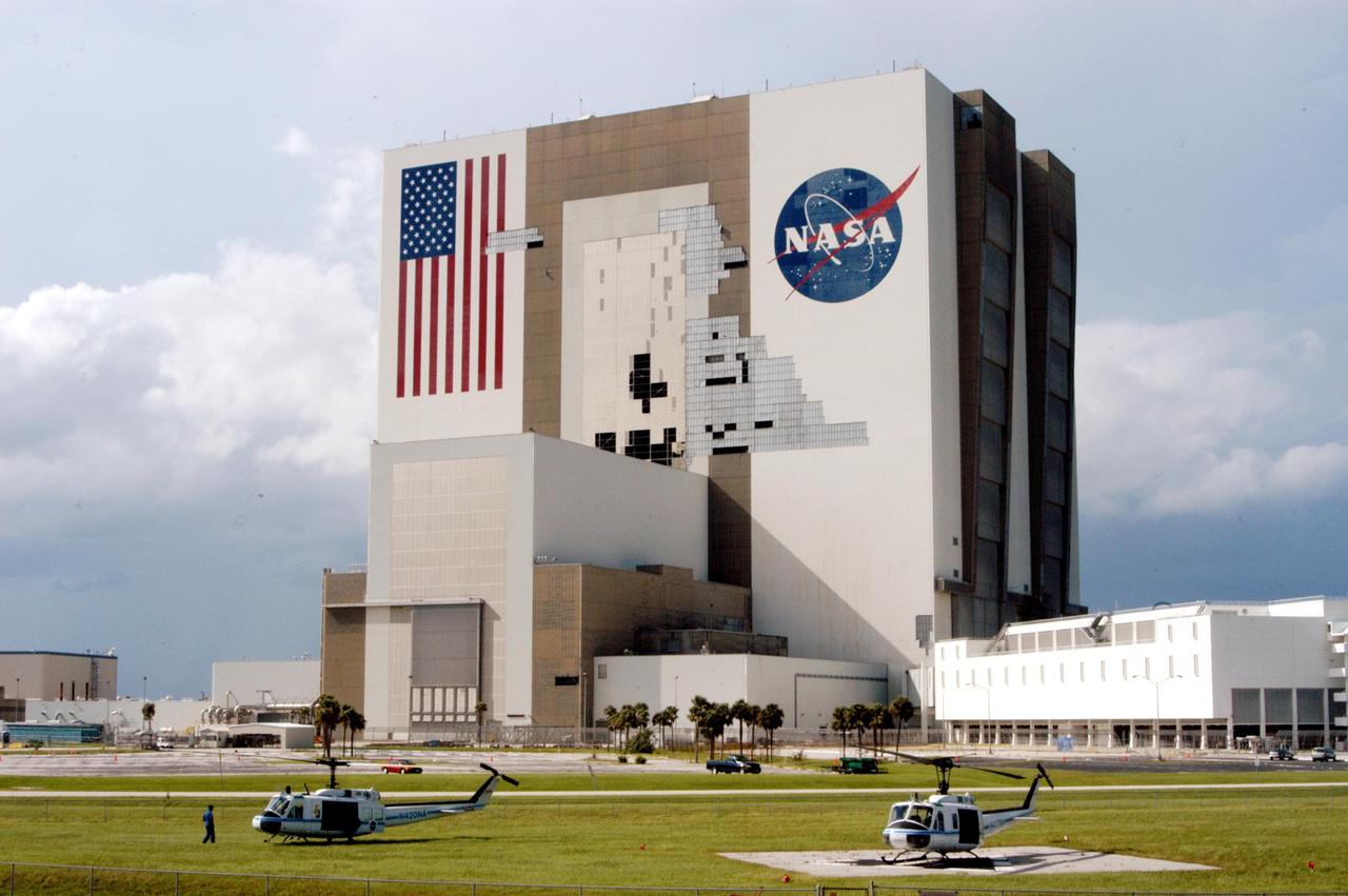 KENNEDY SPACE CENTER, FLA. - This view shows damage to the Vehicle Assembly Building at KSC following the category 3 Hurricane Jeanne. In the foreground are helicopters that were used for observation flights around the Center. The storm barreled through Central Florida Sept. 25-26 from the southeast. The VAB had lost 850 panels from the south wall during Hurricane Frances. Twenty-five additional panels were pulled off the east wall by the winds from Jeanne. This was the fourth hurricane in 6 weeks to batter the state.