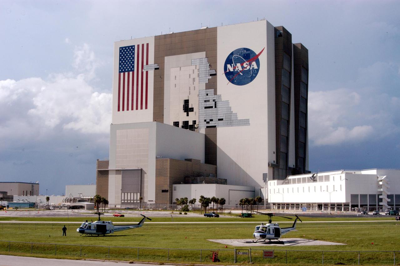 KENNEDY SPACE CENTER, FLA. - A view of the Vehicle Assembly Building at KSC shows damage inflicted by both Hurricane Frances and the category 3 Hurricane Jeanne. The storm barreled through Central Florida Sept. 25-26 from the southeast. The VAB had lost 850 panels from the south wall during Hurricane Frances. Twenty-five additional panels were pulled off the east wall by the winds from Jeanne. This was the fourth hurricane in 6 weeks to batter the state.