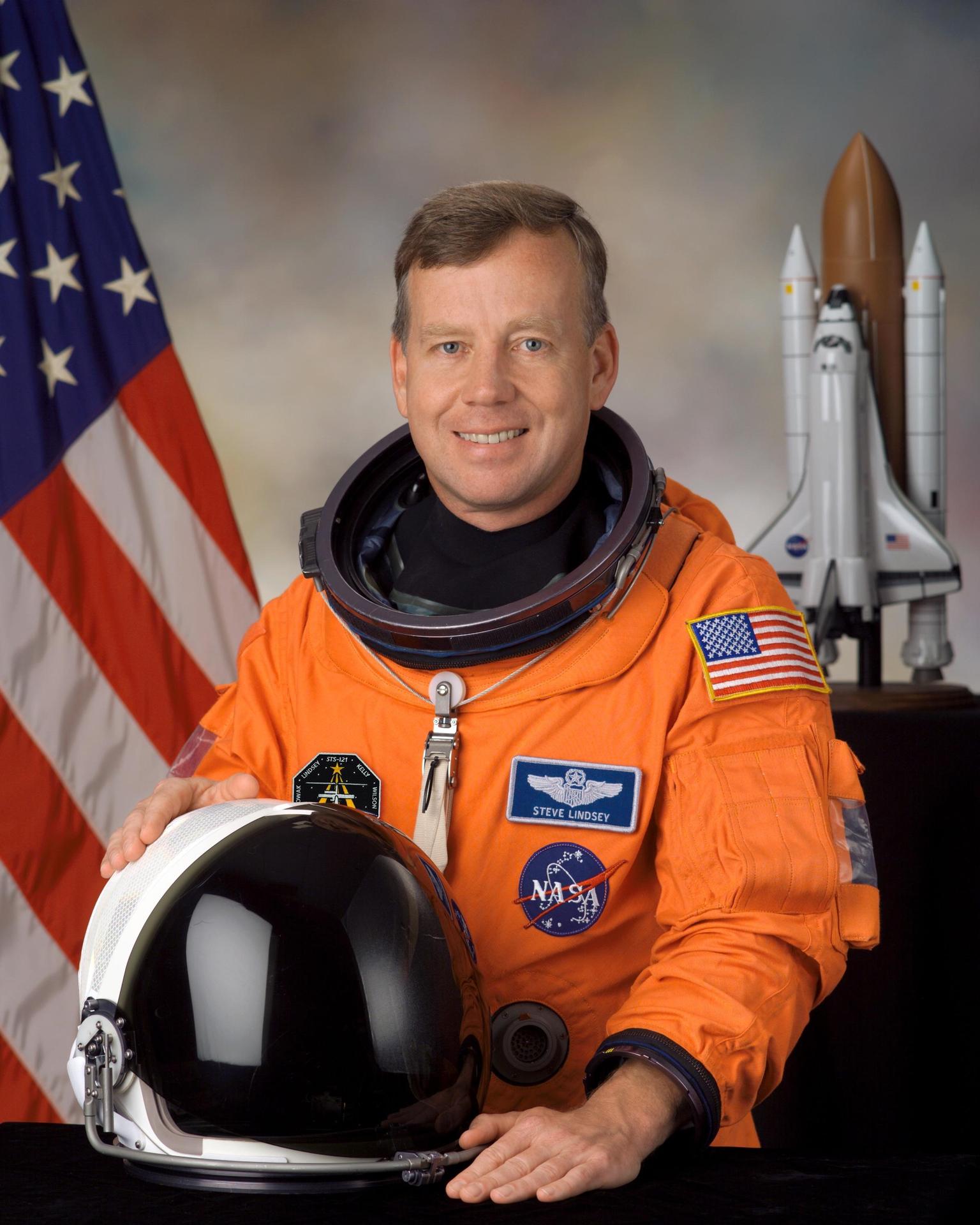 Official astronaut portrait for Steven Lindsey