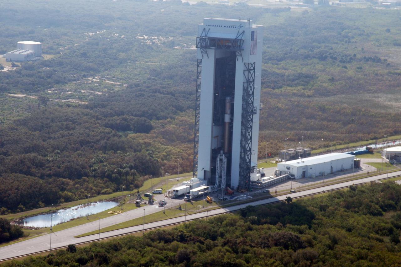 KENNEDY SPACE CENTER, FLA. - A closeup aerial view of the Vertical Integration Facility, on Launch Complex 41 at Cape Canaveral Air Force Station in Florida, which holds the Lockheed Martin Atlas V rocket that will launch NASA’s New Horizons spacecraft.