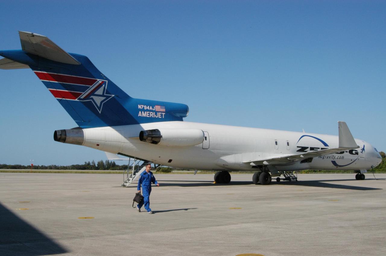 KENNEDY SPACE CENTER, FLA. - The Boeing 727-200 aircraft used for weightless flights by Zero Gravity Corporation, known as ZERO-G, of Fort Lauderdale, Fla., waits for its passengers.  NASA and ZERO-G demonstrated Nov. 5 the expanded access to and use of the space shuttle's runway and landing facility at Kennedy Space Center for non-NASA activities.  A group of passengers, called "Flyers," were predominantly teachers who performed simple microgravity experiments they can share with their students back in the classroom.
