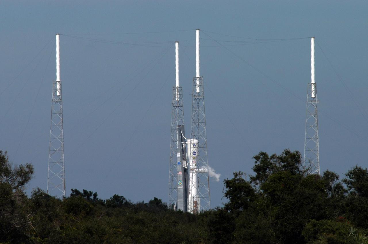 KENNEDY SPACE CENTER, FLA. - The Lockheed Martin Atlas V rocket (center) undergoes a tanking test on Launch Complex 41 at Cape Canaveral Air Force Station in Florida. The rocket was fully fueled with liquid hydrogen, liquid oxygen and RP 1 kerosene fuel. Seen surrounding the rocket are lightning towers that support the catenary wire that provides lightning protection. The Atlas V is the launch vehicle for NASA’s New Horizons spacecraft, scheduled to launch during a 35-day window that opens Jan. 11, and fly through the Pluto system as early as summer 2015.