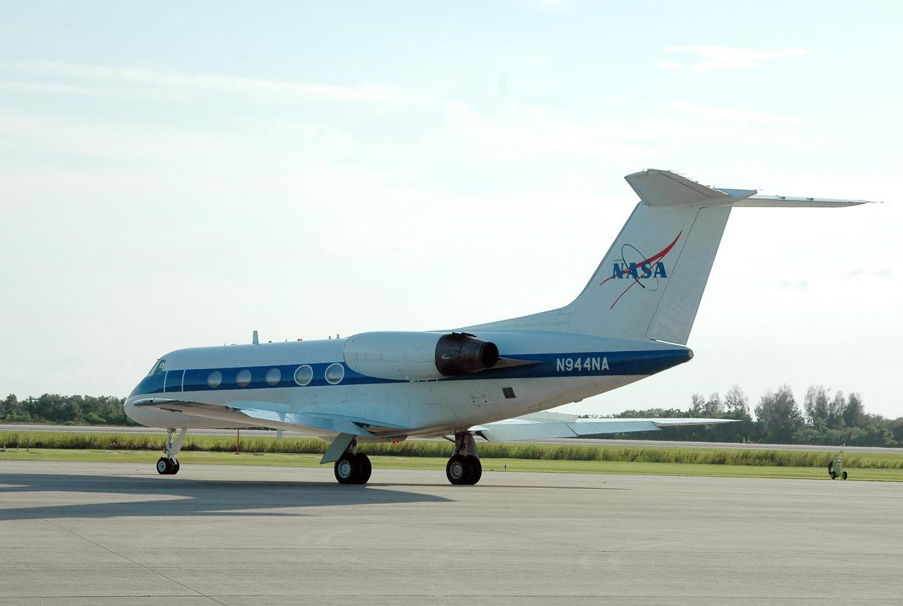 KENNEDY SPACE CENTER, FLA. - At the Shuttle Landing Facility, the Shuttle Training Aircraft (STA) taxis to the runway with the STS-121 pilot and commander in the cockpit for practice flights.  The STA is a modified Grumman American Aviation-built Gulf Stream II jet that was modified to simulate an orbiter’s cockpit, motion and visual cues, and handling qualities. In flight, the STA duplicates the orbiter’s atmospheric descent trajectory from approximately 35,000 feet altitude to landing on a runway. Because the orbiter is unpowered during re-entry and landing, its high-speed glide must be perfectly executed the first time. Space Shuttle Discovery is scheduled to launch July 1 on mission STS-121.  Photo credit: NASA/Kim Shiflett