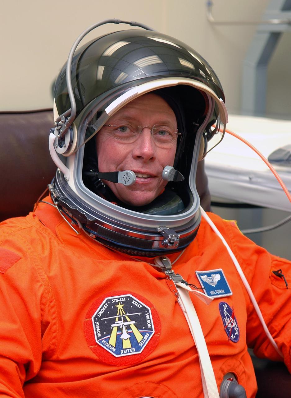 KENNEDY SPACE CENTER, FLA. - STS-121 Mission Specialist Michael Fossum has donned his launch and entry suit in preparation for the simulated countdown he and other crew members will undertake. The crew is taking part in Terminal Countdown Demonstration Test activities, including the dress rehearsal for launch. Mission STS-121 is scheduled to be launched July 1. Photo credit: NASA/Kim Shiflett