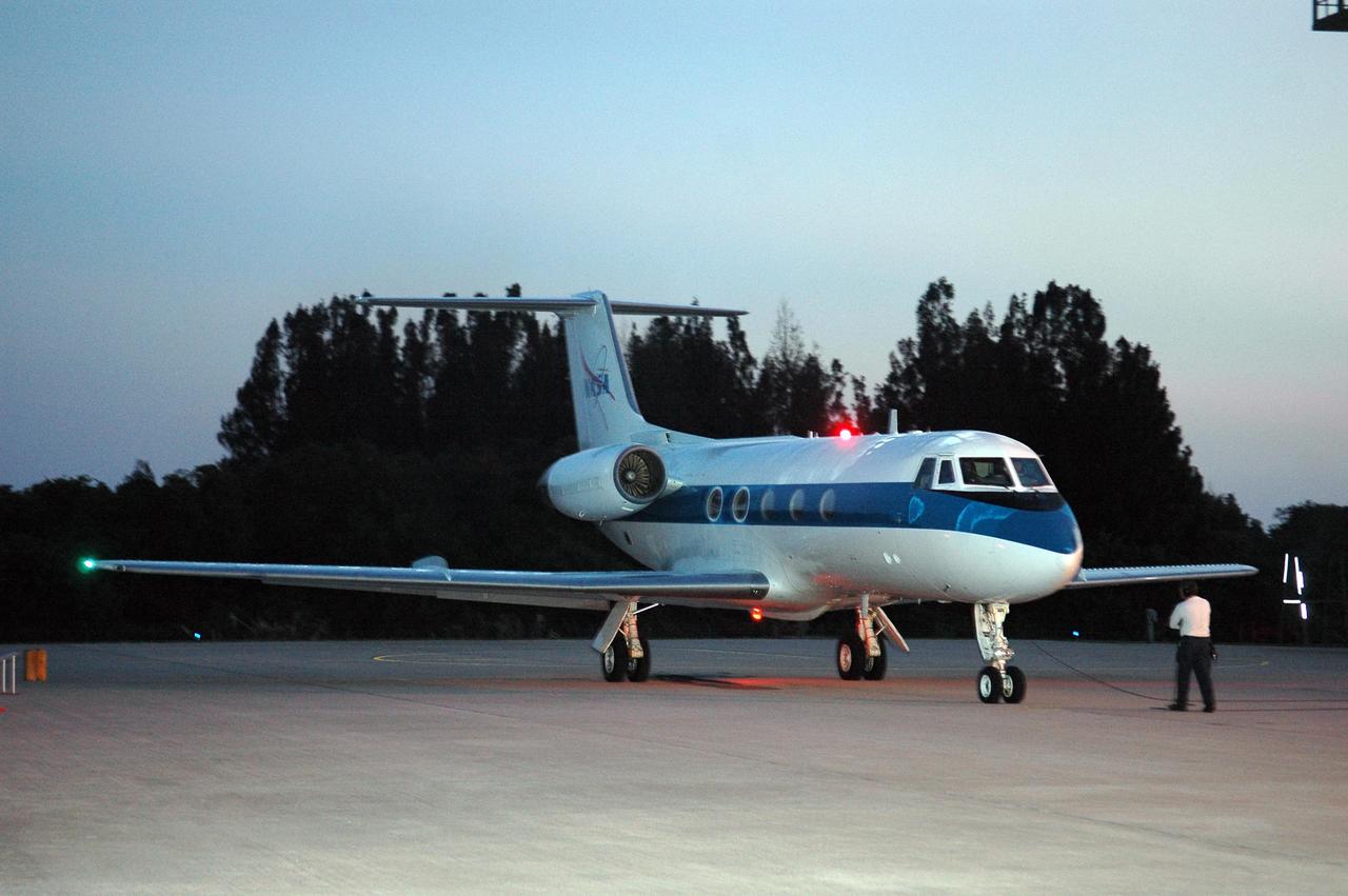 KENNEDY SPACE CENTER, FLA. -  As dawn washes the sky in pink, STS-121 Commander Steven Lindsey is ready for his first flight in the Shuttle Training Aircraft today to practice landing a shuttle in preparation for the July 1 launch of Space Shuttle Discovery.  The STA is a Grumman American Aviation-built Gulf Stream II jet that was modified to simulate an orbiter’s cockpit, motion and visual cues, and handling qualities. In flight, the STA duplicates the orbiter’s atmospheric descent trajectory from approximately 35,000 feet altitude to landing on a runway. Because the orbiter is unpowered during re-entry and landing, its high-speed glide must be perfectly executed the first time.  Photo credit: NASA/Kim Shiflett