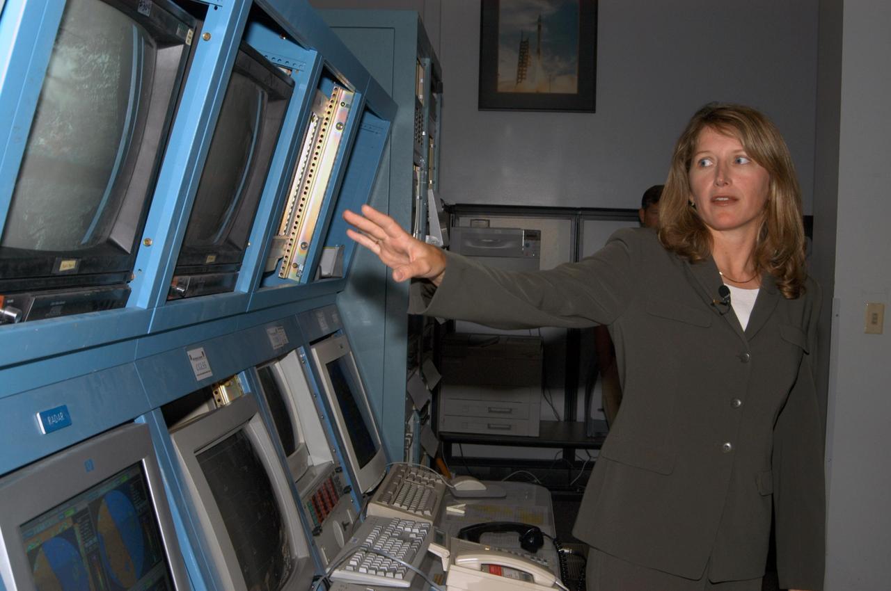 KENNEDY SPACE CENTER, FLA. -   At the Cape Canaveral forecast facility in Florida, Shuttle Weather Officer Kathy Winters briefs the media on how the launch weather forecast is developed.  Attendees also were able to meet the forecasters for the space shuttle and the expendable launch vehicles.  Also participating were members of the Applied Meteorology Unit who provide special expertise to the forecasters by analyzing and interpreting unusual or inconsistent weather data. The media were able to see the release of the Rawinsonde weather balloon carrying instruments aloft to be used as part of developing the forecast.  Photo credit: NASA/George Shelton