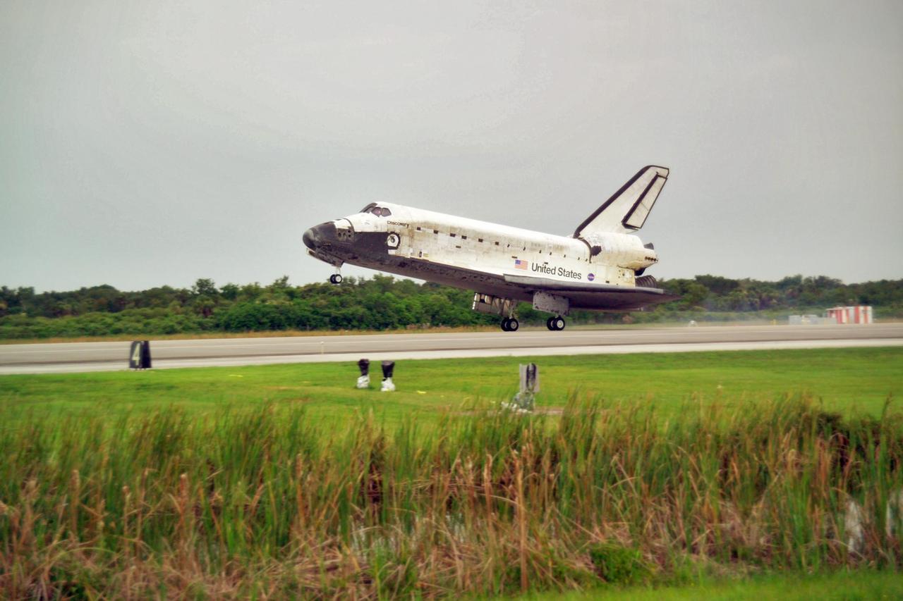 KENNEDY SPACE CENTER, FLA. - Space Shuttle Discovery lands on runway 15 at Kennedy Space Center's Shuttle Landing Facility at 9:14 a.m. EDT.  Discovery's landing following the successful STS-121 mission was as exhilarating as its launch, the first to take place on America's Independence Day. During the nearly 13-day mission, the STS-121 crew tested new equipment and procedures to improve shuttle safety, and delivered supplies and made repairs to the International Space Station. Photo credit: NASA/Tom Farrar