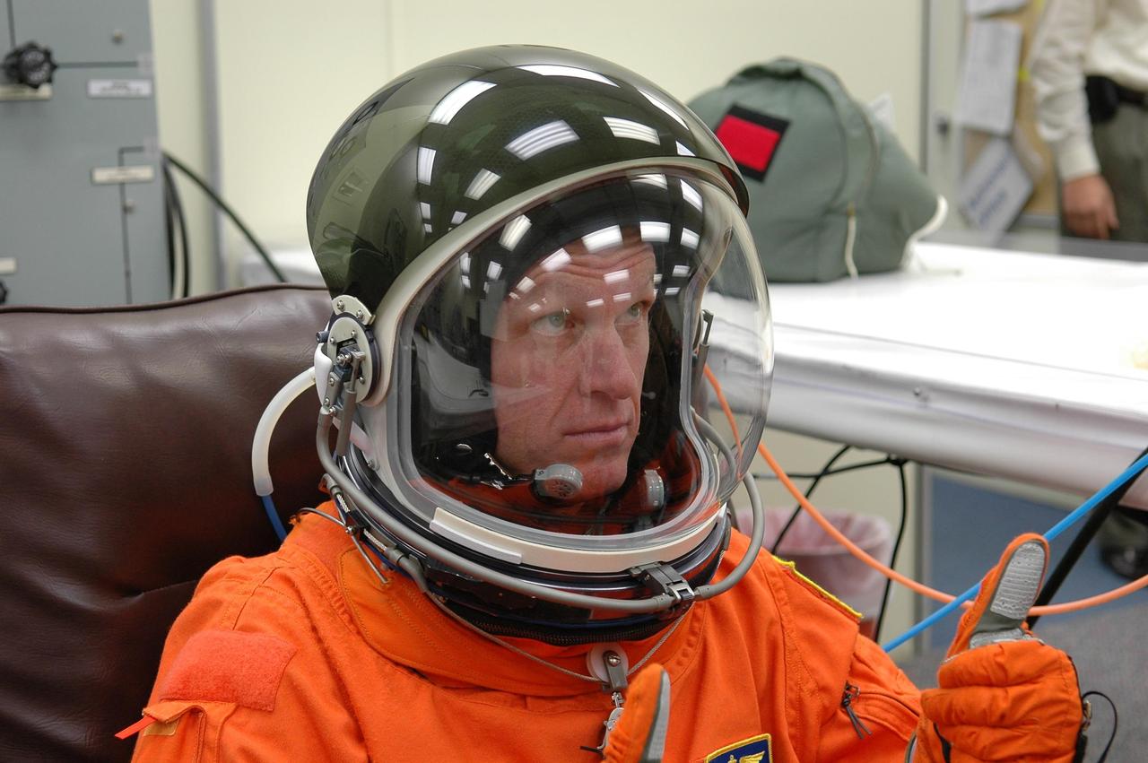 KENNEDY SPACE CENTER, FLA. -  In the Operations and Checkout Building at NASA Kennedy Space Center, STS-115 Mission Commander Brent Jett signals a "go" for another attempt at liftoff.  The launch attempt on Sept. 8 was scrubbed due to an issue with a fuel cut-off sensor system inside the external fuel tank. This is one of several systems that protect the shuttle's main engines by triggering their shutdown if fuel runs unexpectedly low.  During the STS-115 mission, Atlantis' astronauts will deliver and install the 17.5-ton, bus-sized P3/P4 integrated truss segment on the station. The girder-like truss includes a set of giant solar arrays, batteries and associated electronics and will provide one-fourth of the total power-generation capability for the completed station. This mission is the 116th space shuttle flight, the 27th flight for orbiter Atlantis, and the 19th U.S. flight to the ISS. STS-115 is scheduled to last 11 days with a planned landing at KSC.  Photo credit: NASA/Kim Shiflett