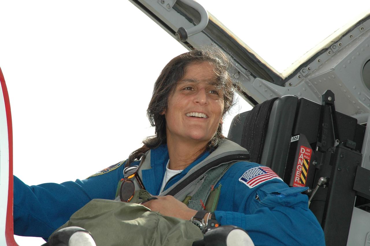 KENNEDY SPACE CENTER, FLA. - Mission STS-116 Mission Specialist Sunita Williams arrives at Kennedy Space Center’s Shuttle Landing Facility for the Crew Equipment Interface Test. Williams will join Expedition 14 in progress and serve as a flight engineer after traveling to the station on mission STS-116. Mission crews make frequent trips to the Space Coast to become familiar with the equipment and payloads they will be using. STS-116 will be mission No. 20 to the International Space Station and construction flight 12A.1. The mission payload is the SPACEHAB module, the P5 integrated truss structure and other key components. Launch is scheduled for no earlier than Dec. 7. Photo credit: NASA/Kim Shiflett