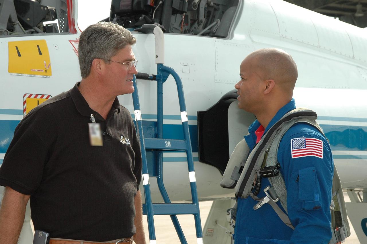 KENNEDY SPACE CENTER, FLA. -  At Kennedy Space Center’s Shuttle Landing Facility, Deputy Director William Parsons (left) greets STS-116 Mission Specialist Robert Curbeam after his arrival for the Crew Equipment Interface Test. Mission crews make frequent trips to the Space Coast to become familiar with the equipment and payloads they will be using. STS-116 will be mission No. 20 to the International Space Station and construction flight 12A.1. The mission payload is the SPACEHAB module, the P5 integrated truss structure and other key components.  Launch is scheduled for no earlier than Dec. 7.  Photo credit: NASA/Kim Shiflett