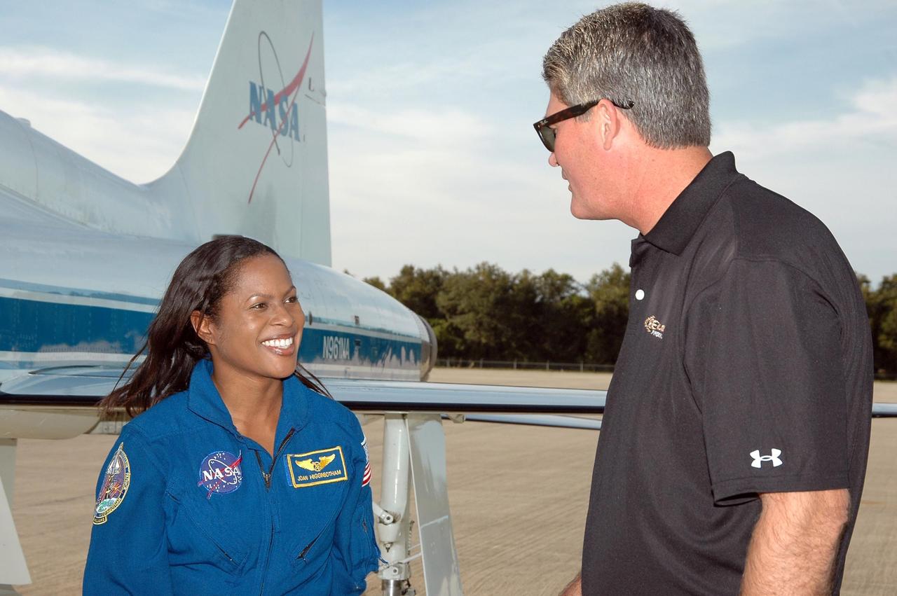 KENNEDY SPACE CENTER, FLA. -- STS-116 Mission Specialist Joan Higginbotham is greeted by Kennedy Space Center Deputy Director Bill Parsons at the Shuttle Landing Facility. The STS-116 crew has returned to KSC for the terminal countdown demonstration test, which are pre-launch preparations that include a simulated launch countdown. The crew also includes Commander Mark Polansky, Pilot William Oefelein, Mission Specialists Nicholas Patrick, Robert Curbeam, Christer Fuglesang and Flight Engineer Sunita Williams, joining Expedition 14 in progress. The mission is No. 20 to the International Space Station and construction flight 12A.1. The mission payload is the SPACEHAB module, the P5 integrated truss structure and other key components. Launch is scheduled for no earlier than Dec. 7. Photo credit: NASA/Kim Shiflett