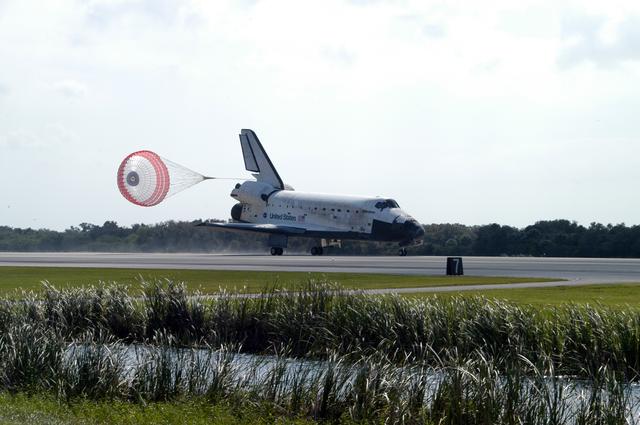 NASA image: Space shuttle Discovery STS-120 touches down on Runway 33