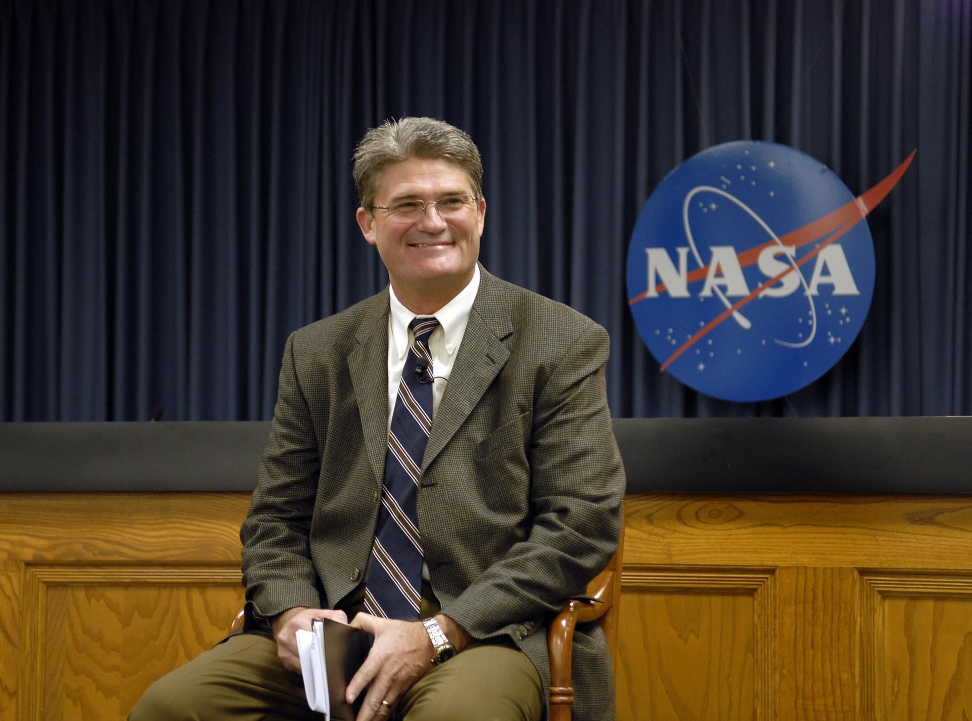 Bill Parsons introduces himself at the NASA News Center Auditorium.