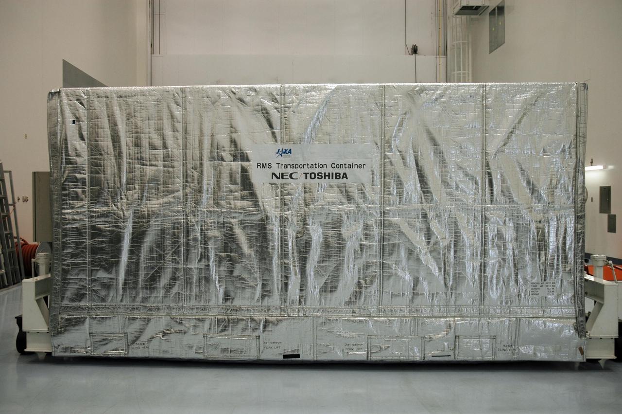 KENNEDY SPACE CENTER, FLA. -- The remote manipulator system for the Japanese Experiment Module, or JEM, has been moved inside the airlock at the Space Station Processing Facility. The JEM is named "Kibo" (Hope) and is Japan's primary contribution to the International Space Station. It will enhance the unique research capabilities of the orbiting complex by providing an additional environment for astronauts to conduct science experiments. The Japanese Aerospace Exploration Agency developed the laboratory. Both the JEM and RMS are targeted for mission STS-124, to launch in early 2008. Photo credit: NASA/Dimitrios Gerondidakis