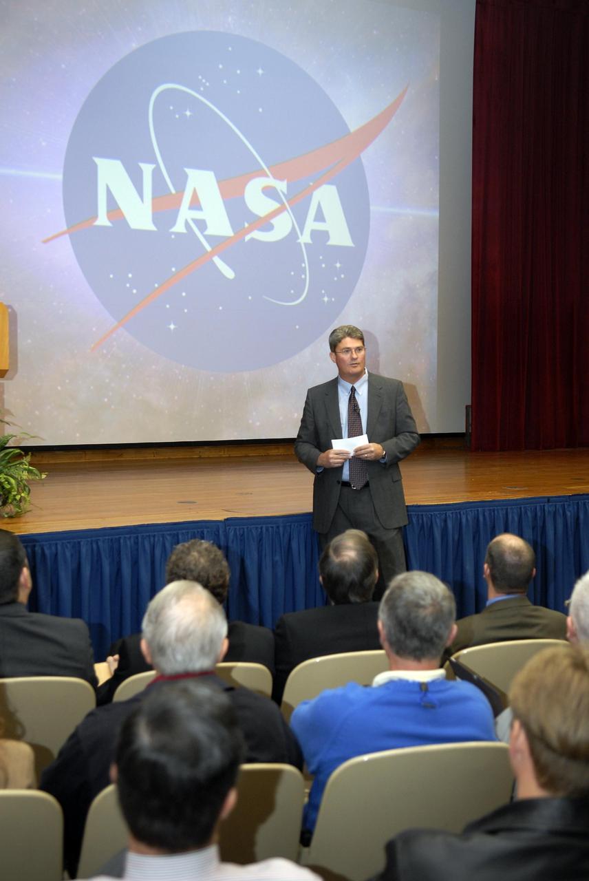KENNEDY SPACE CENTER, FLA. -- Center Director Bill Parsons talks to employees in his first all-hands meeting of 2007 and his first as director. Topics discussed included the year ahead at KSC. A brief question-and-answer segment followed. Photo credit: NASA/Kim Shiflett