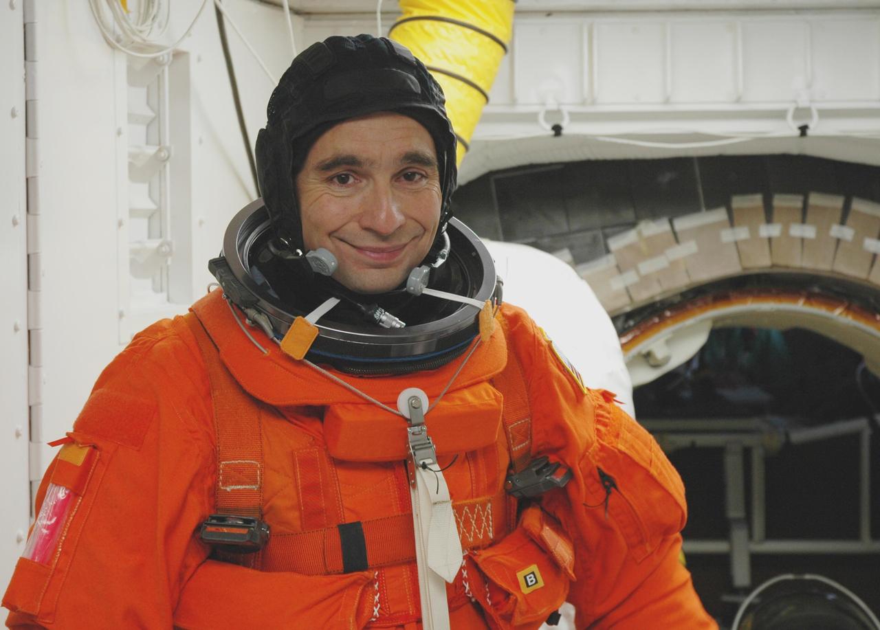 KENNEDY SPACE CENTER, FLA. -- In the white room on Launch Pad 39A, Mission STS-117 Pilot Lee Archambault prepares to enter Space Shuttle Atlantis. The STS-117 crew practices for launch with a simulation of activities, from suit-up to countdown in the orbiter during terminal countdown demonstration test activities. The STS-117 mission is No. 21 to the International Space Station. Mission payloads aboard Atlantis include the S3/S4 integrated truss structure, a third set of solar arrays and batteries. The crew of six astronauts will install the truss to continue assembly of the station. Launch is scheduled for no earlier than March 15.  Photo credit: NASA/Jim Grossmann
