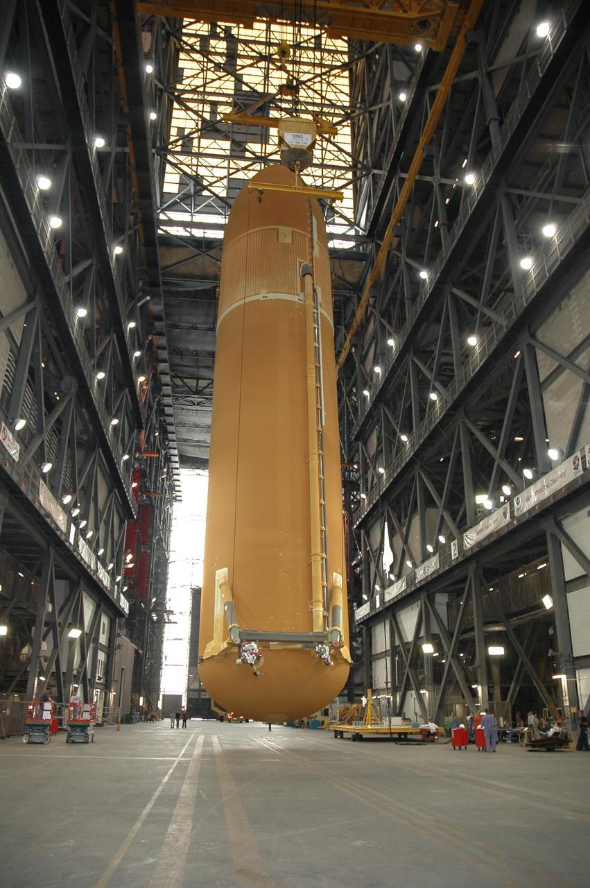 KENNEDY SPACE CENTER, FLA. --  In the Vehicle Assembly Building, external tank No. 117 is suspended vertically above the transfer aisle.  The tank will next be lifted into the checkout cell in high bay 2 for processing.  ET-117 arrived aboard the Pegasus barge after its voyage around the Florida Peninsula from the Michoud Assembly Facility near New Orleans. The tank is slated for mission STS-118, which is targeted for launch in early August.  Photo credit: NASA/Jack Pfaller