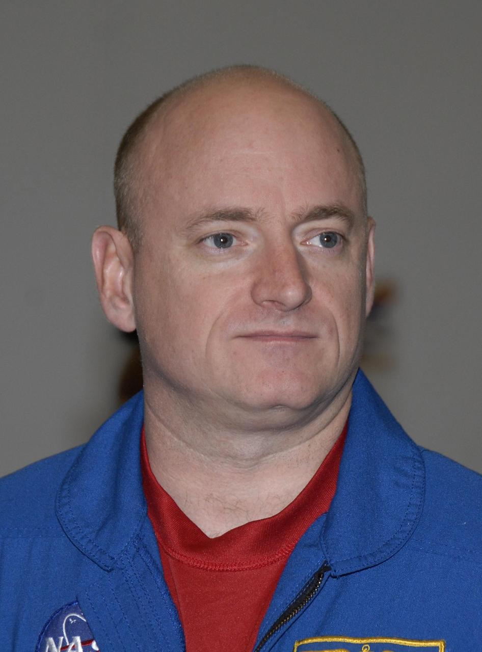 KENNEDY SPACE CENTER, FLA. -- STS-118 Commander Scott Kelly, seen here in the Space Station Processing Facility, is at KSC to take part in crew equipment interface test activities. The crew comprises Kelly, Pilot Charles Hobaugh, and Mission Specialists Dr. Dafydd Williams, Barbara Morgan, Richard Mastracchio, Tracy Caldwell and Benjamin Drew. Williams is with the Canadian Space Agency. The STS-118 mission will be delivering the third starboard truss segment, the ITS S5, to the International Space Station, and a SPACEHAB Single Cargo module with supplies and equipment. Launch aboard Space Shuttle Endeavour is targeted for August. Photo credit: NASA/Kim Shiflett