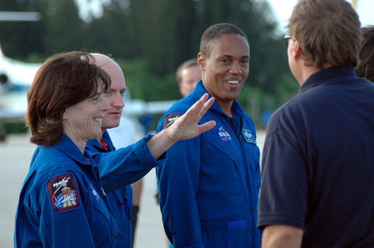 KENNEDY SPACE CENTER, Fla.  -- The STS-118 crew arrives at Kennedy's Shuttle Landing Facility aboard a Shuttle Training Aircraft to take part in the Terminal Countdown Demonstration Test (TCDT), a dress rehearsal for launch. From left are Mission Specialist Barbara R. Morgan, Commander Scott Kelly and Mission Specialist Alvin Drew. Morgan joined NASA's Teacher in Space program in 1985 and was selected as an astronaut in 1998. DT activities include M-113 armored personnel carrier training, payload familiarization, emergency egress training at the pad and a simulated launch countdown. The STS-118 payload aboard Space Shuttle Endeavour includes the S5 truss, a SPACEHAB module and external stowage platform 3. The mission is the 22nd flight to the International Space Station and is targeted for launch on Aug.7. Photo credit: NASA/Ken Thornsley