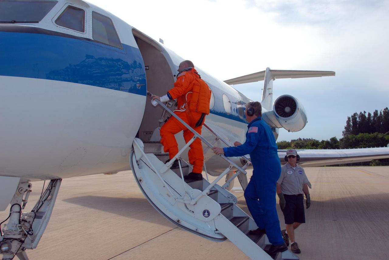 KENNEDY SPACE CENTER, Fla. -- STS-118 Commander Scott Kelly climbs aboard the shuttle training aircraft, known as an STA, for landing practice. The practice is part of Terminal Countdown Demonstration Test, or TCDT, activities that include a simulated launch countdown.The STA is a Grumman American Aviation-built Gulf Stream II jet that was modified to simulate an orbiter's cockpit, motion and visual cues, and handling qualities. In flight, the STA duplicates the orbiter's atmospheric descent trajectory from approximately 35,000 feet altitude to landing on a runway. The STS-118 mission is the 22nd flight to the International Space Station and is targeted for launch on Aug. 7. The mission payload aboard Space Shuttle Endeavour includes the S5 truss, a SPACEHAB module and external stowage platform 3. NASA/George Shelton