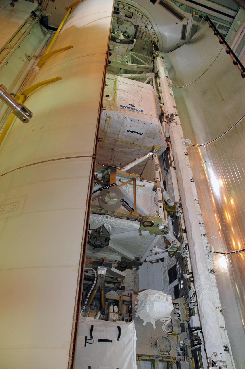 KENNEDY SPACE CENTER, FLA. — At Launch Pad 39A, the first payload bay door on Endeavour closes over its cargo. The payload includes the S5 truss, the SPACEHAB module and external stowage platform 3. The mission is the 22nd flight to the International Space Station and is targeted for launch on Aug. 7. NASA/Charisse Nahser