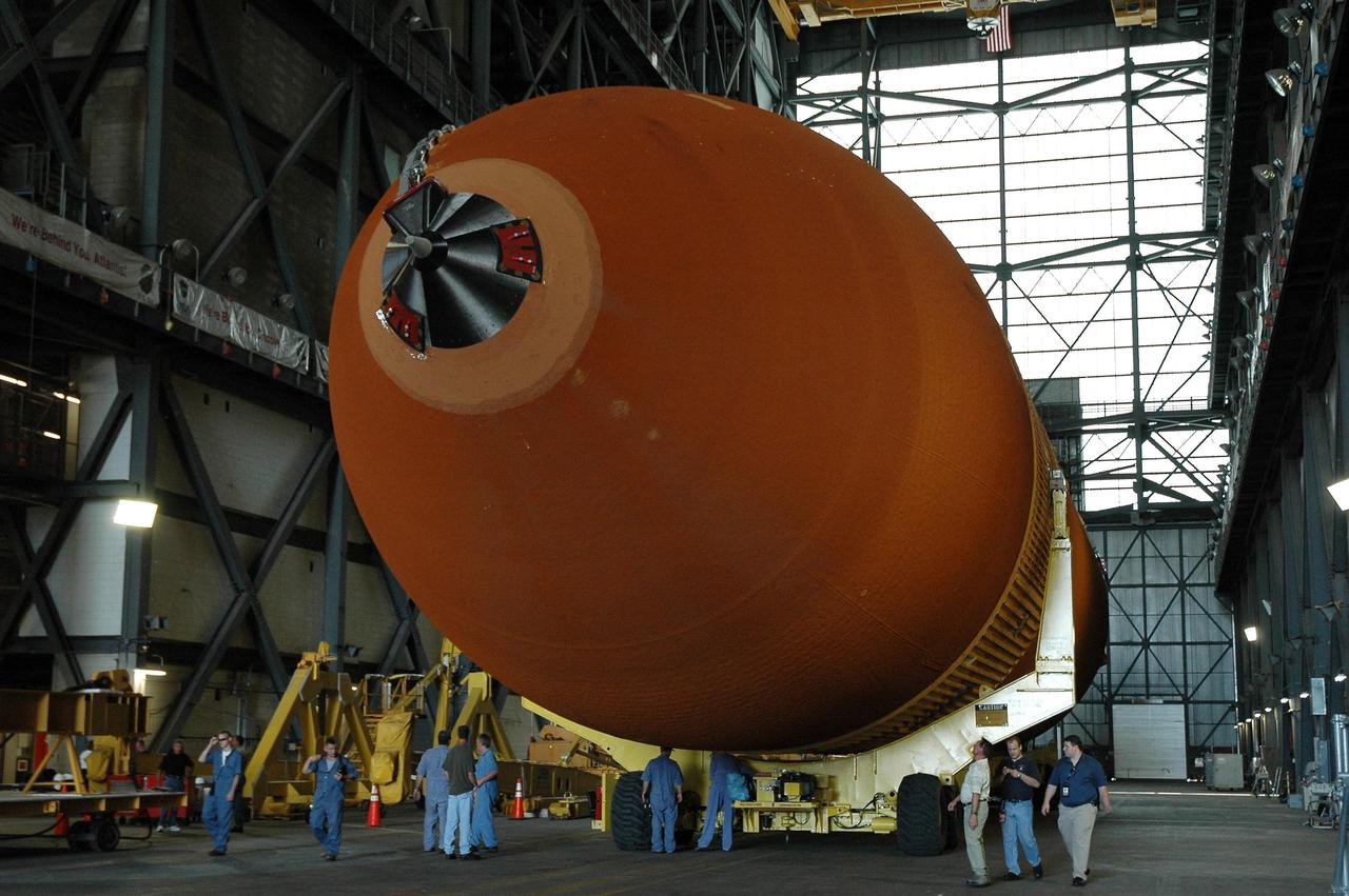 KENNEDY SPACE CENTER, FLA. --  In the transfer aisle of the Vehicle Assembly Building, external tank No. 120 waits to be fitted with overhead crane.  The tank will be lifted into a checkout cell.  ET-120 will be used for launching Space Shuttle Discovery on mission STS-120 in October.  NASA/Amanda Diller