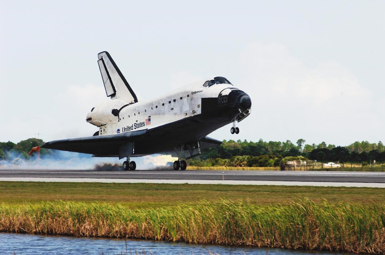 KENNEDY SPACE CENTER, FLA. --  Endeavour kicks up dust as it touches down on runway 15 at NASA's Kennedy Space Center after traveling nearly 5.3 million miles on mission STS-118. The Space Shuttle Endeavour crew, led by Commander Scott Kelly, completes a 13-day mission to the International Space Station.  The STS-118 mission began Aug. 8 and installed a new gyroscope, an external spare parts platform and another truss segment to the expanding station.  Endeavour's main gear touched down at 12:32:16  p.m. EDT.  Nose gear touchdown was at 12:32:29 p.m. and wheel stop was at 12:33:20 p.m.  Endeavour landed on orbit 201. STS-118 was the 119th space shuttle flight, the 22nd flight to the station, the 20th flight for Endeavour and the second of four missions planned for 2007. This was the 65th landing of an orbiter at Kennedy.  Photo credit:  NASA/Rafael Hernandez
