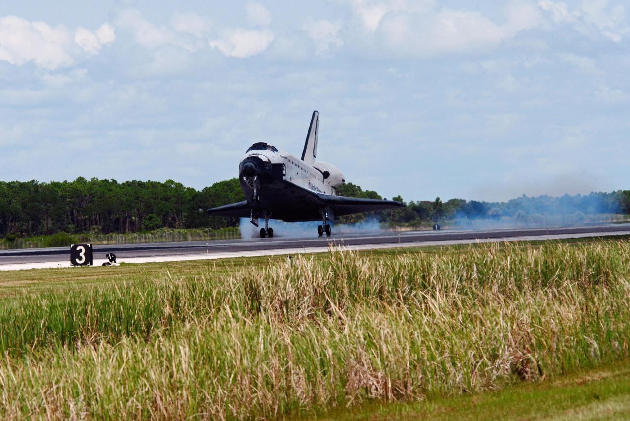 KENNEDY SPACE CENTER, FLA. -- After traveling nearly 5.3 million miles on mission STS-118, Endeavour touches down on runway 15 at NASA's Kennedy Space Center.  The Space Shuttle Endeavour crew, led by Commander Scott Kelly, completes a 13-day mission to the International Space Station.  The STS-118 mission began Aug. 8 and installed a new gyroscope, an external spare parts platform and another truss segment to the expanding station.  Endeavour's main gear touched down at 12:32:16  p.m. EDT.  Nose gear touchdown was at 12:32:29 p.m. and wheel stop was at 12:33:20 p.m.  Endeavour landed on orbit 201. STS-118 was the 119th space shuttle flight, the 22nd flight to the station, the 20th flight for Endeavour and the second of four missions planned for 2007. This was the 65th landing of an orbiter at Kennedy.  Photo credit:  NASA/Tom Joseph