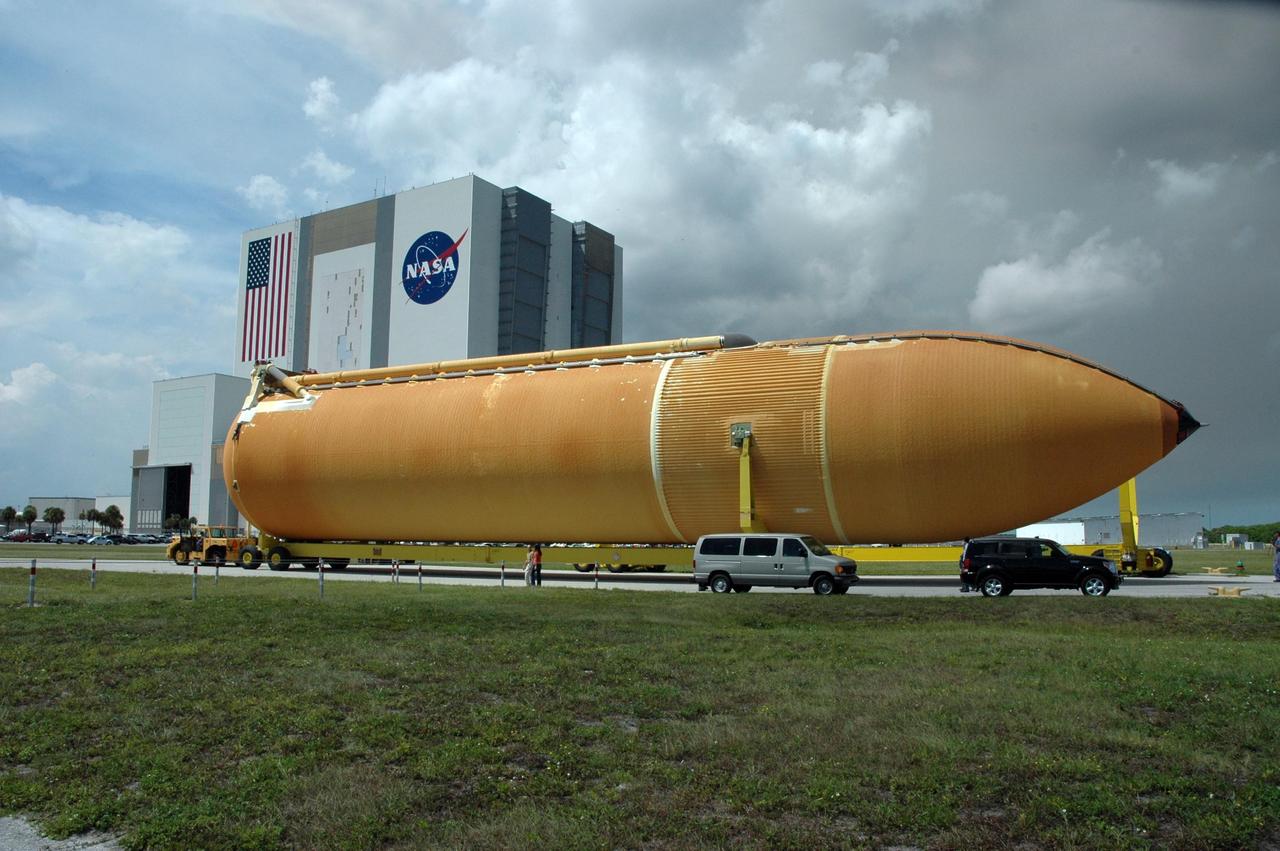 KENNEDY SPACE CENTER, FLA. -- On its transporter, external tank No. 125 moves toward the Vehicle Assembly Building in the background. The tank arrived at the Launch Complex 39 Area turn basin on the Pegasus barge from the Michoud Assembly Facility near New Orleans. The external tank will be used on space shuttle Atlantis for mission STS-122 targeted for launch on Dec. 6. Photo credit: NASA/Troy Cryder