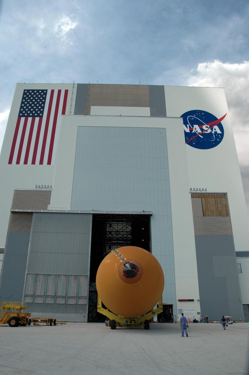KENNEDY SPACE CENTER, FLA. -- On its transporter, external tank No. 125 moves through the entrance in the Vehicle Assembly Building. The tank arrived at the Launch Complex 39 Area turn basin on the Pegasus barge from the Michoud Assembly Facility near New Orleans. The external tank will be used on space shuttle Atlantis for mission STS-122 targeted for launch on Dec. 6. Photo credit: NASA/Troy Cryder
