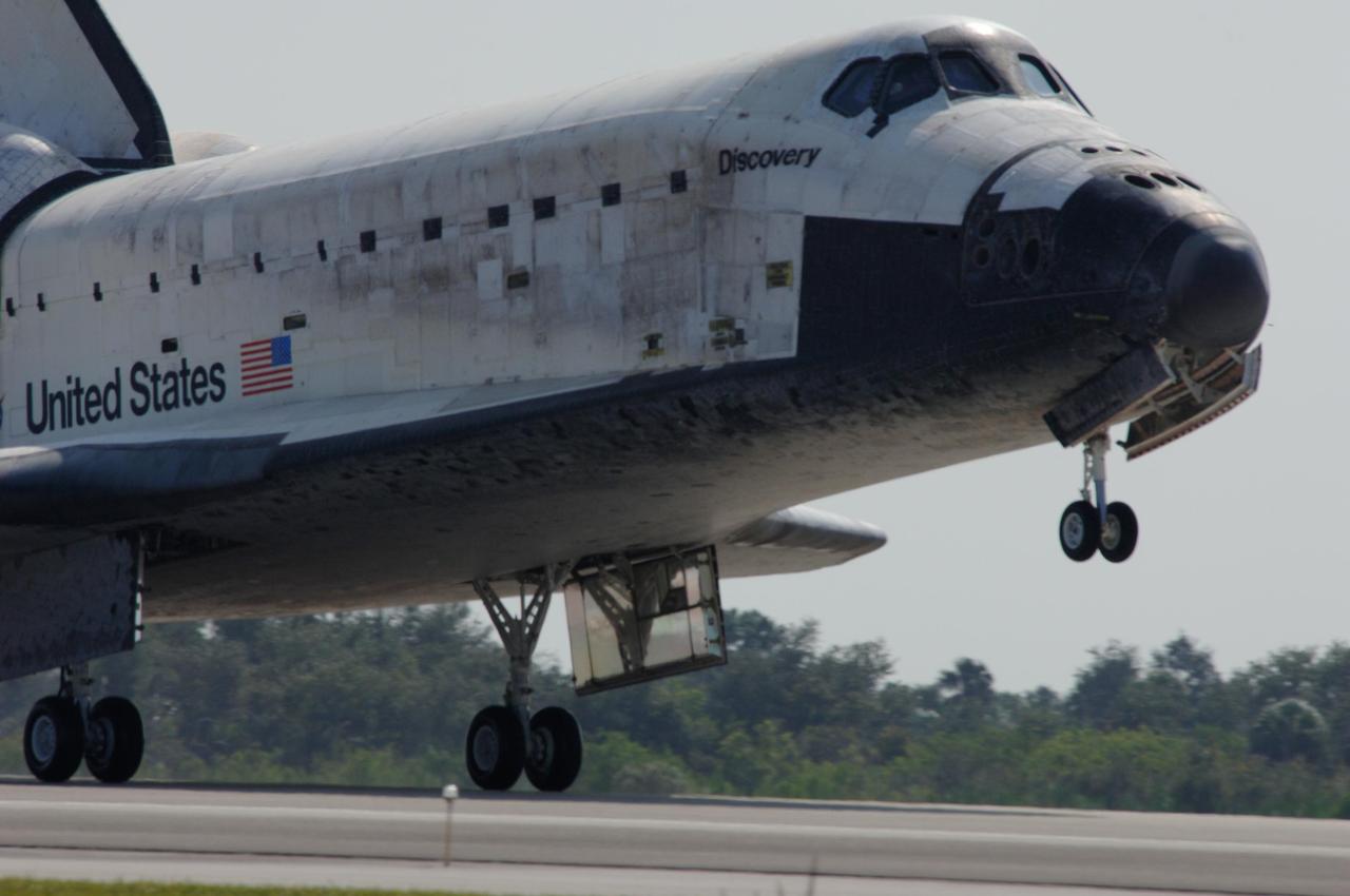 KENNEDY SPACE CENTER, FLA. --  Space shuttle Discovery lands smoothly on Runway 33 of the Shuttle Landing Facility at NASA's Kennedy Space Center, concluding the 15-day mission STS-120.  Commander Pamela Melroy is at the controls, along with Pilot George Zamka.  Main gear touchdown was 1:01:16 p.m.  Wheel stop was at 1:02:07 p.m.  Mission elapsed time was 15 days, 2 hours, 24 minutes and 2 seconds.  The STS-120 crew continued the construction of the station with the installation of the Harmony Node 2 module and the relocation of the P6 truss. Photo credit: NASA/Raphael Hernandez