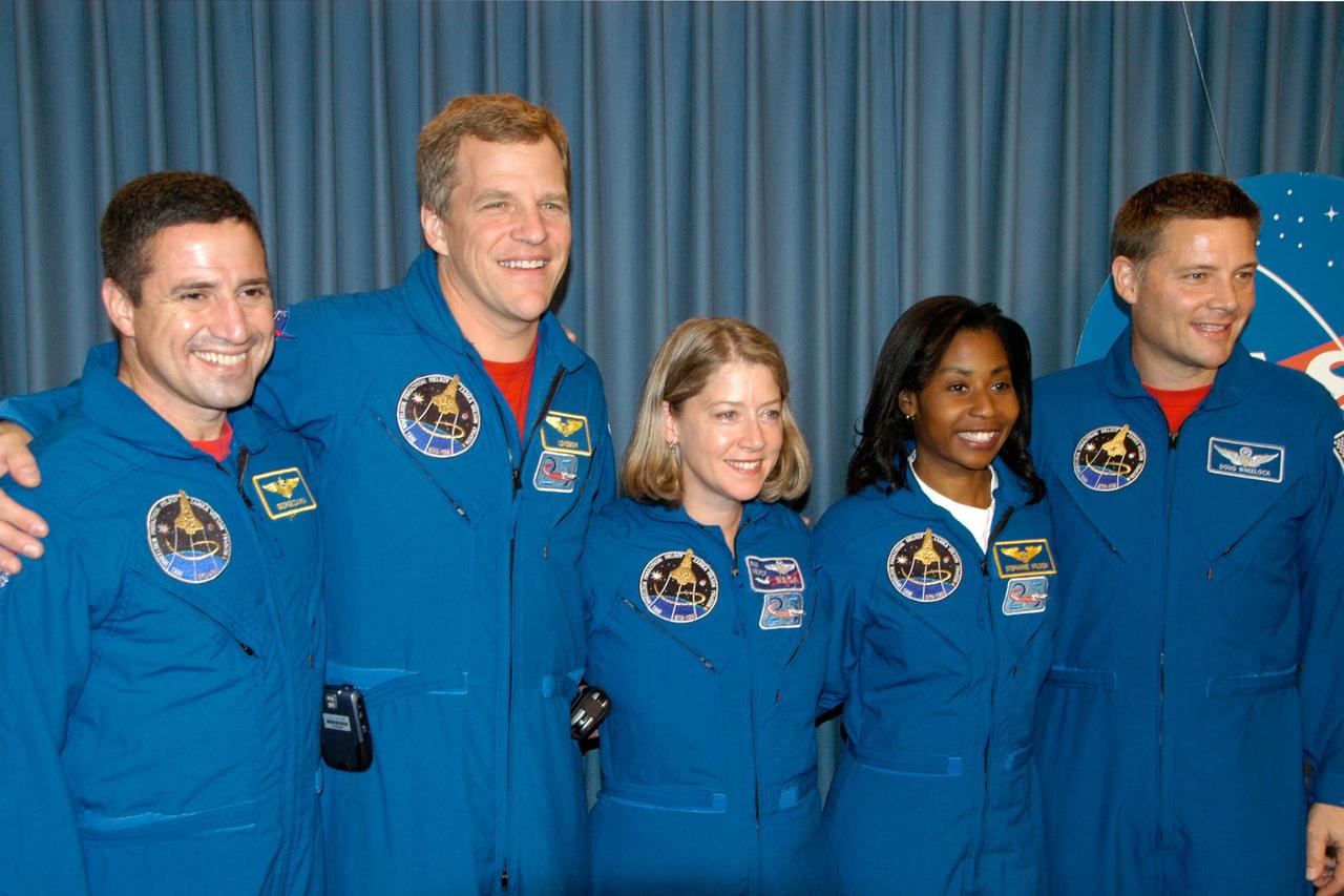 KENNEDY SPACE CENTER, FLA. -- After a post-landing news conference, members of the STS-120 crew pose for photographers. From left are Pilot George Zamka, Mission Specialist Scott Parazynski, Commander Pamela Melroy and Mission Specialists Stephanie Wilson and Doug Wheelock. The crew completed a 15-day mission to the International Space Station with a smooth landing on Runway 33. Main gear touchdown was 1:01:16 p.m. Wheel stop was at 1:02:07 p.m. Mission elapsed time was 15 days, 2 hours, 24 minutes and 2 seconds. Mission STS-120 continued the construction of the station with the installation of the Harmony Node 2 module and the relocation of the P6 truss. Photo credit: NASA/George Shelton