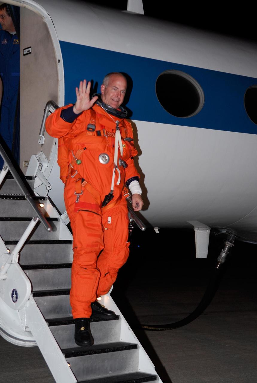 KENNEDY SPACE CENTER, FLA. -- STS-122 Pilot Alan Poindexter returns to the Shuttle Landing Facility at NASA's Kennedy Space Center after practicing shuttle landings in the shuttle training aircraft before the Feb. 7 launch of space shuttle Atlantis.  The STA is a Grumman American Aviation-built Gulf Stream II jet that was modified to simulate an orbiter's cockpit, motion and visual cues, and handling qualities. In flight, the STA duplicates the orbiter's atmospheric descent trajectory from approximately 35,000 feet altitude to landing on a runway. Because the orbiter is unpowered during re-entry and landing, its high-speed glide must be perfectly executed the first time.  Photo credit: NASA/Kim Shiflett