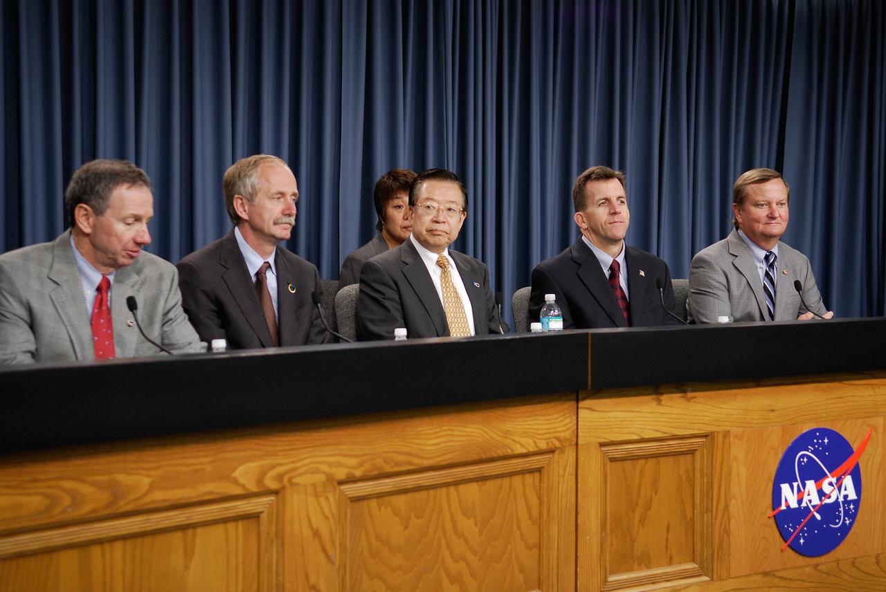 CAPE CANAVERAL, Fla. --- After the successful landing of space shuttle Endeavour to conclude the STS-123 mission, NASA officials hold a media briefing. The participants are, left to right, Michael Griffin, NASA administrator; Bill Gerstenmaier, NASA associate administrator for Space Operations; Kaoru Mamiya, Japan Aerospace Exploration Agency vice president; LeRoy Cain, chair of the mission management team; and Mike Leinbach, NASA space shuttle launch director.  Endeavour landed on the second opportunity, on orbit 250, at 8:39:08 p.m. EDT.  The STS-123 mission delivered the first segment of the Japan Aerospace Exploration Agency's Kibo laboratory and the Canadian Space Agency's two-armed robotic system, known as Dextre.   Photo credit: NASA/Kim Shiflett