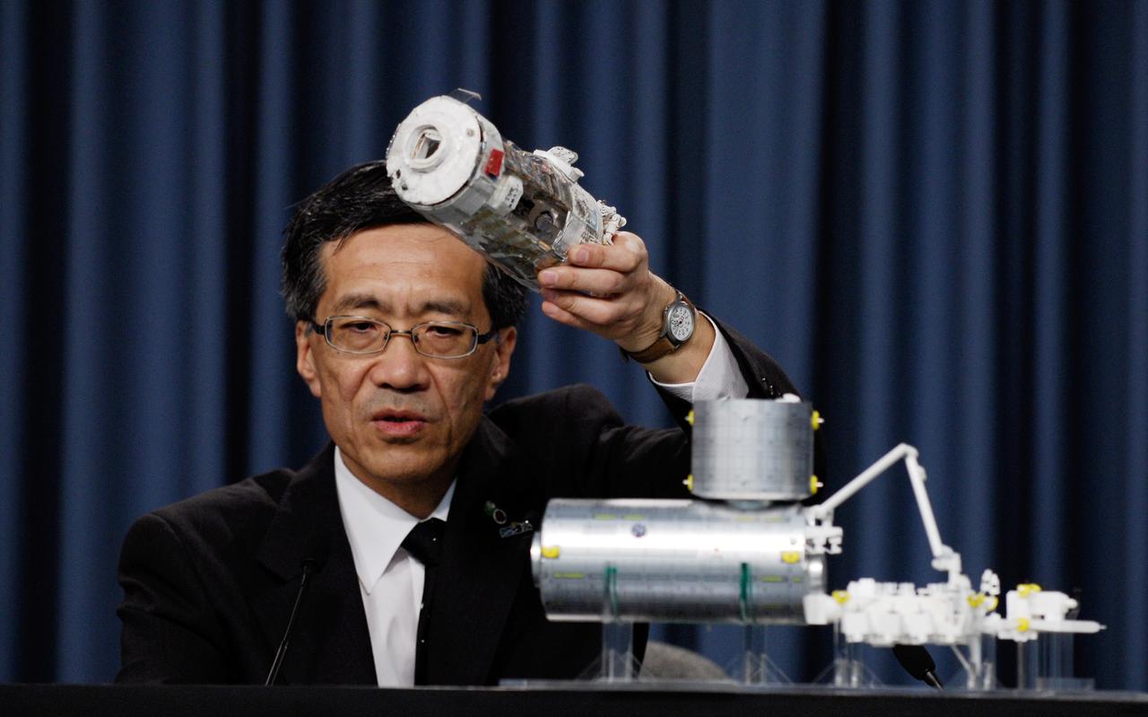 CAPE CANAVERAL, Fla. --    At a Japan Aerospace Exploration Agency briefing, Japanese Experiment Module Program Manager Yoshiyuki Hasegawa (right) explains how the Japanese Experiment Module – Pressurized Module will fit with the other segments on the International Space Station.  The final segment of the Kibo laboratory will be delivered to the space station on the STS-124 mission, which is scheduled to launch May 31.  Photo credit:  NASA/Kim Shiflett
